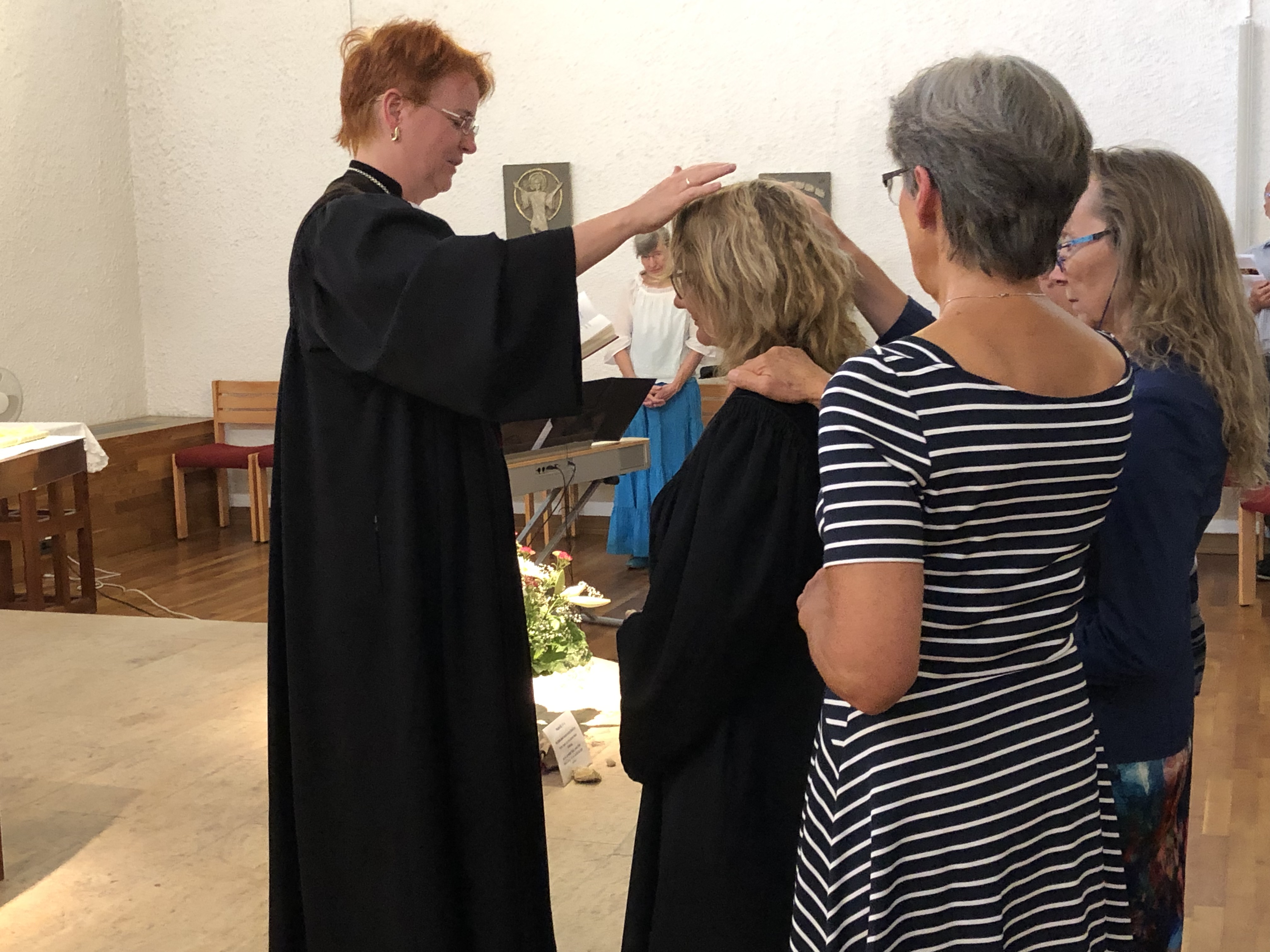 In einem Gottesdienst im Klinikum hat Dekanin Christiane Murner Pfarrerin Katharina Thoma in ihr neues Amt eingeführt. Foto: Murner