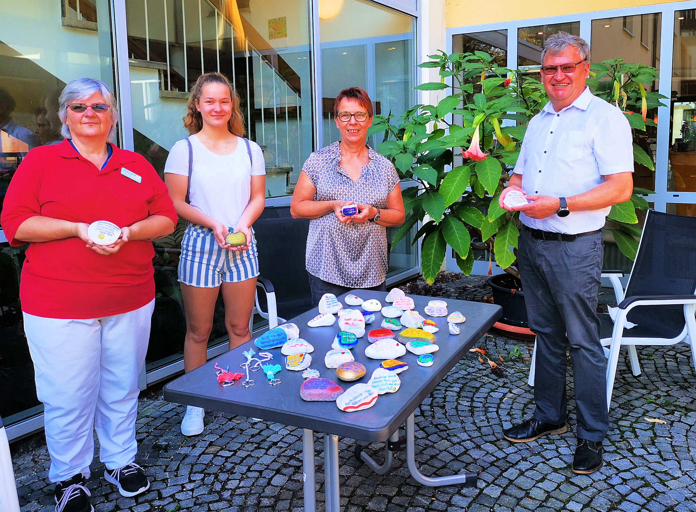 Übergabe der Segens-Steine ans MSH