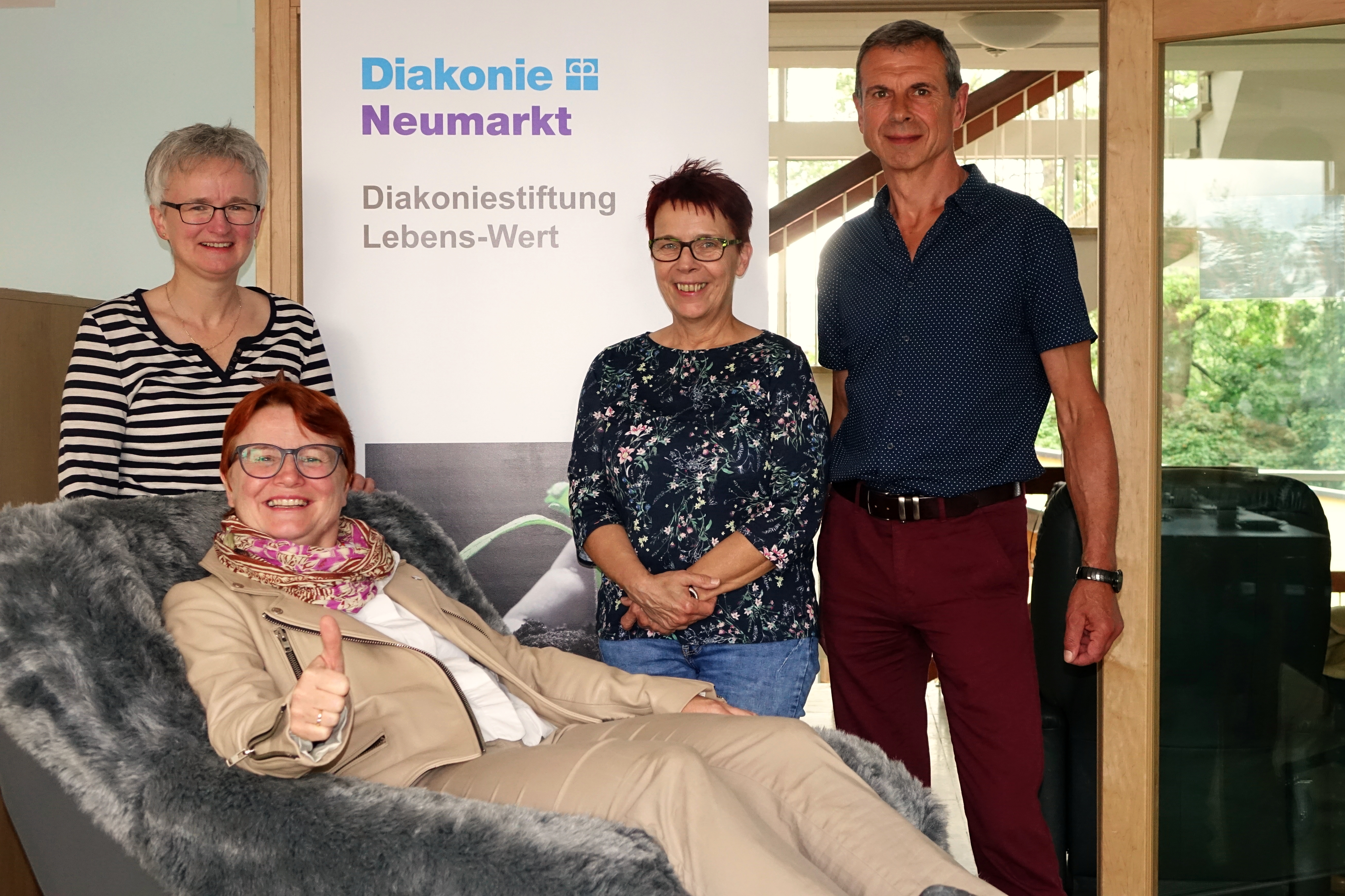Diakoniestiftung Lebens-Wert spendiert Cosy Chair_Foto Eifler