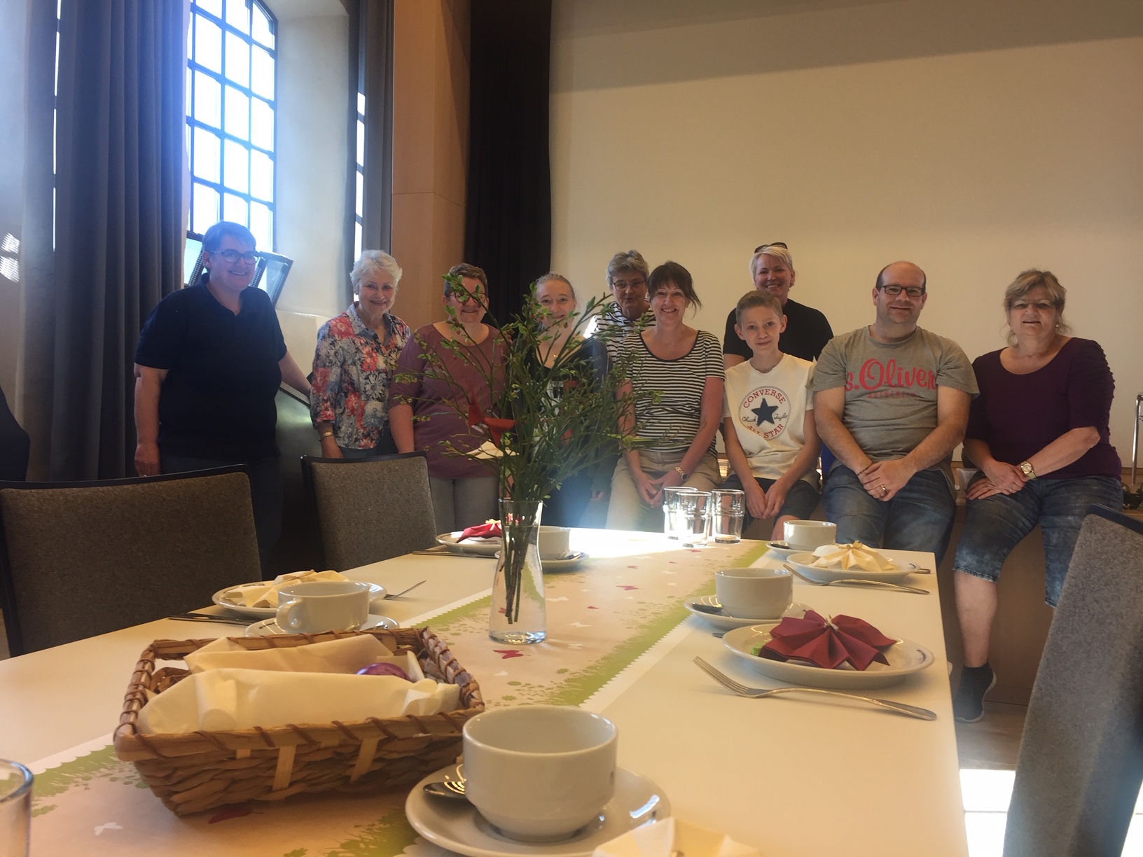 Verpflegungsteam, Tische im Klostersaal gedeckt; Foto: B. Hammerbacher