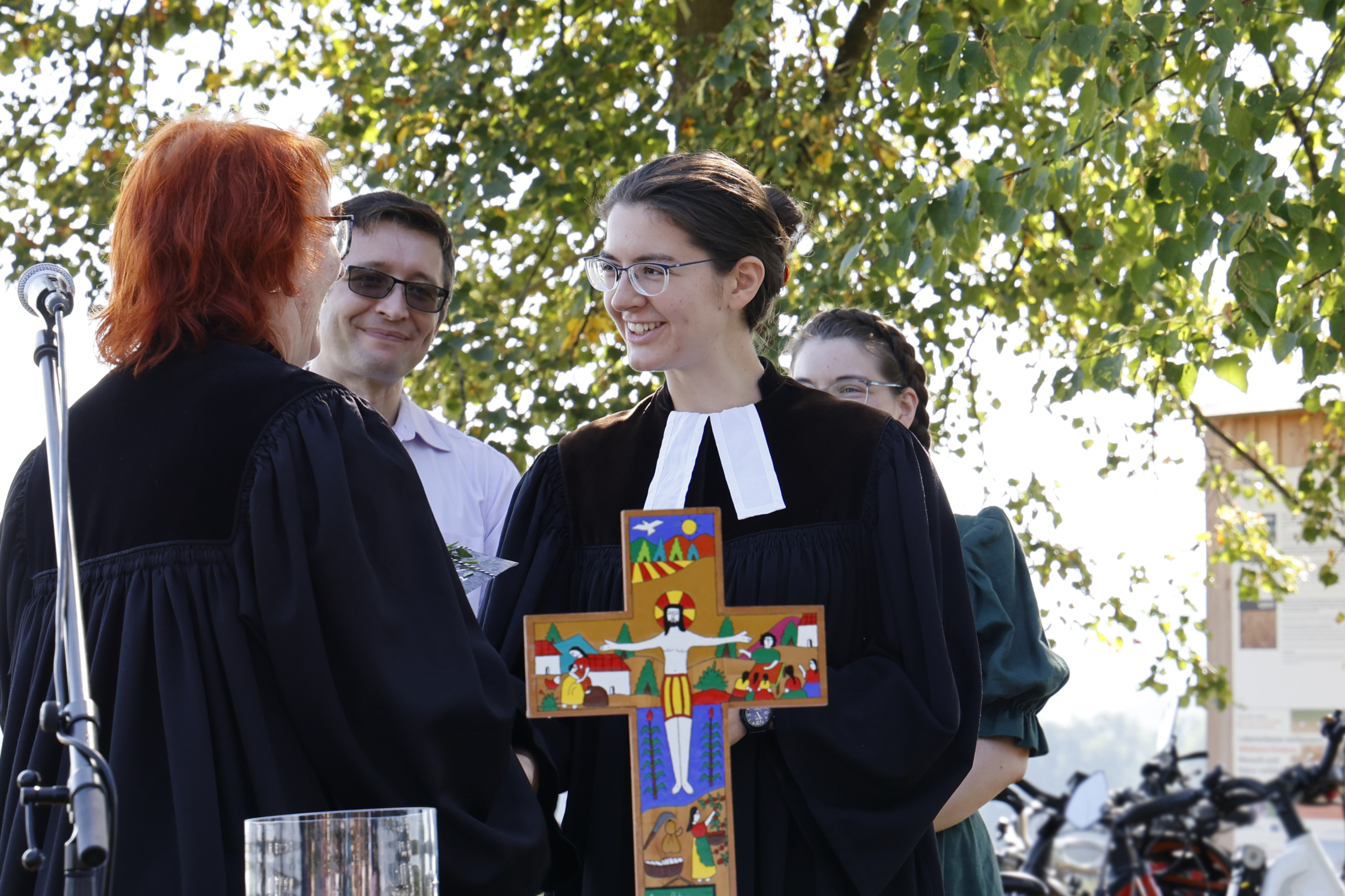 Ein Geschenk zur Einführung von Vikarin Rebecca Weidinger, Foto M. Scherbel