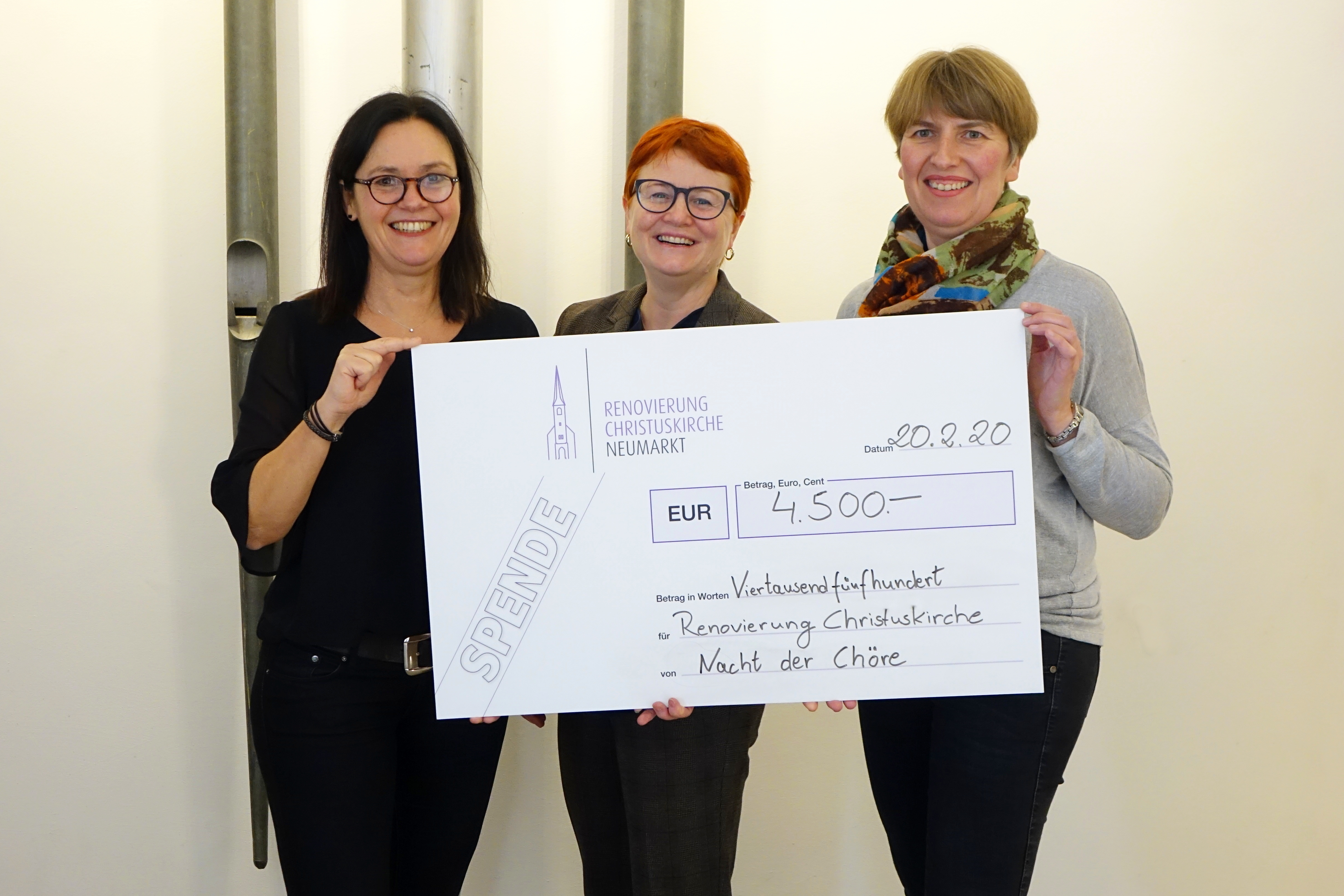 Referentin für Fundraising Stefanie Finzel, Dekanin Christiane Murner, KMD Beatrice Höhn freuen sich über die Spenden, Foto Klaus Eifler