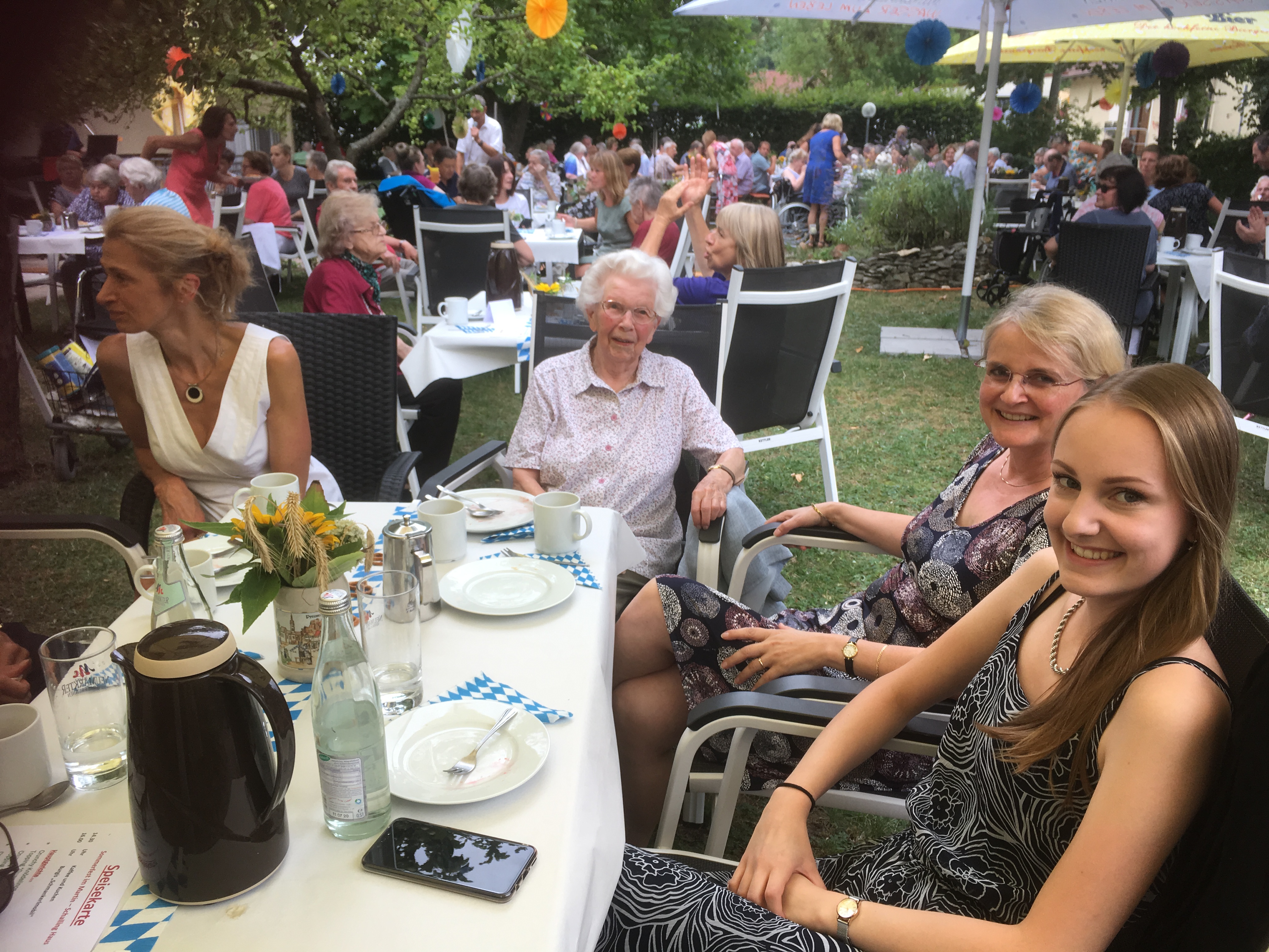 Bewohner genießen mit Ihrem Besuch das Fest, CM