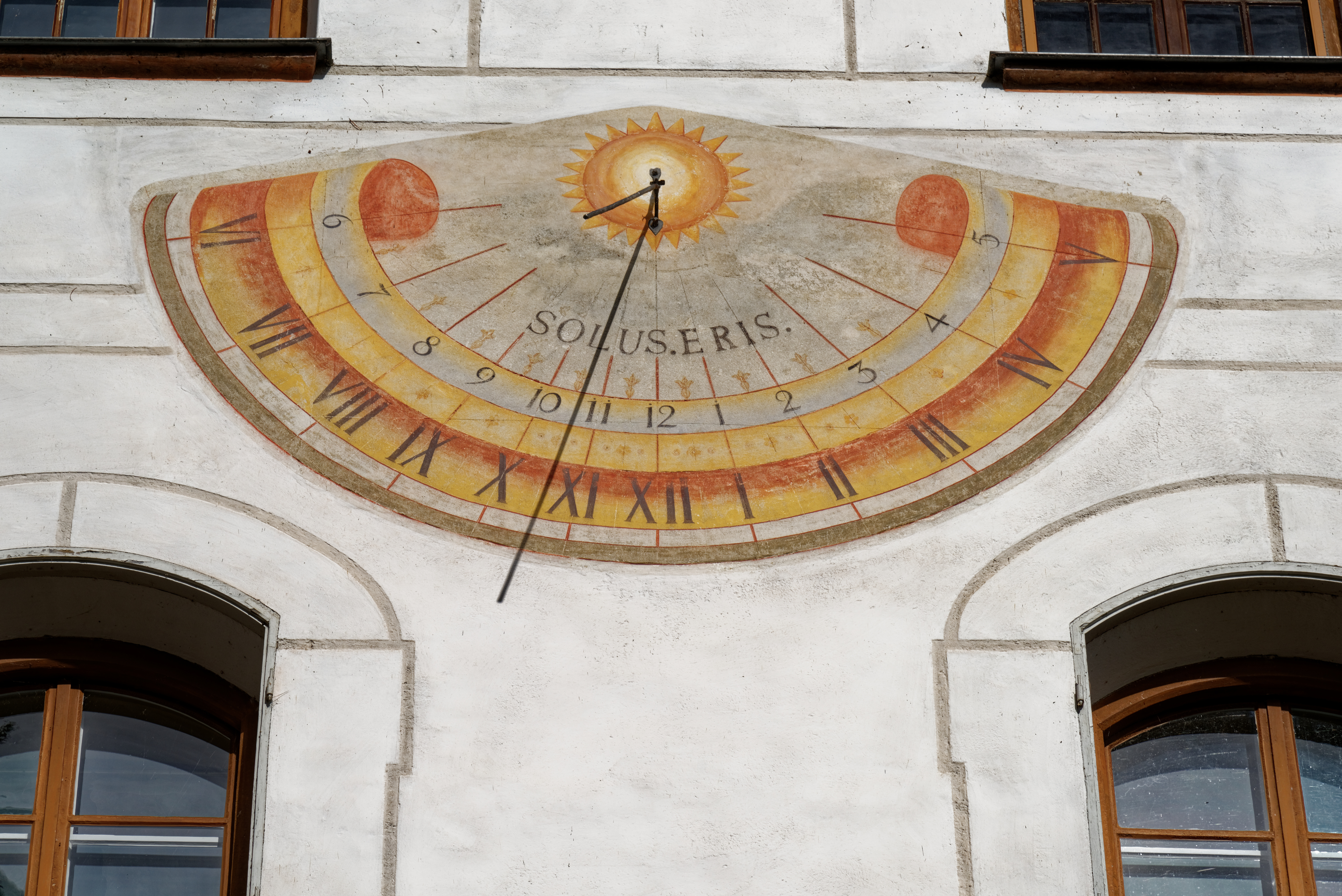 Sonnenuhr an der Fassade von Schloss Herrenchiemsee