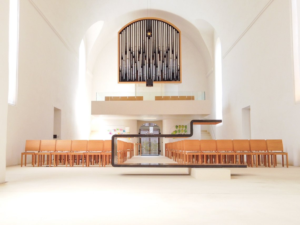 Christuskirche Neumarkt i.d.OPf., Blick über Altar zur Orgel, Foto TM