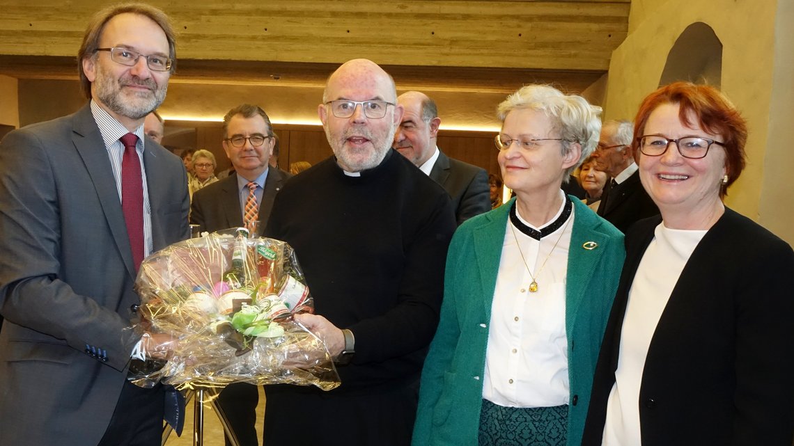 Bischof Weiss verabschiedet sich, Foto: Eifler