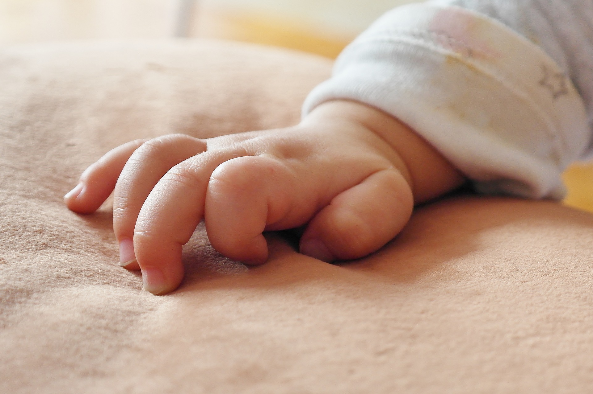 babyhand; Bild von RitaE auf Pixabay
