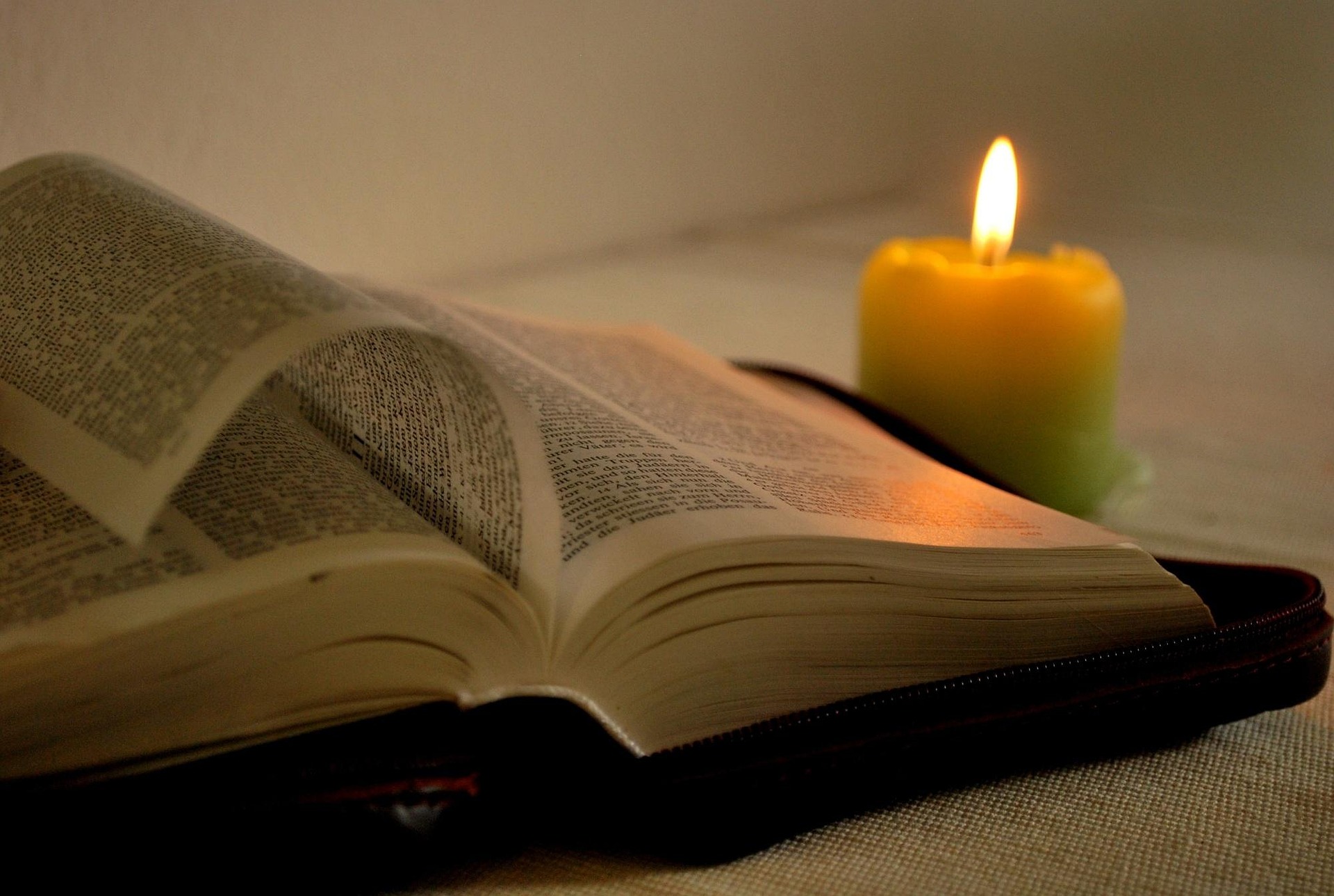 Buch und Kerze, Foto Pixabay