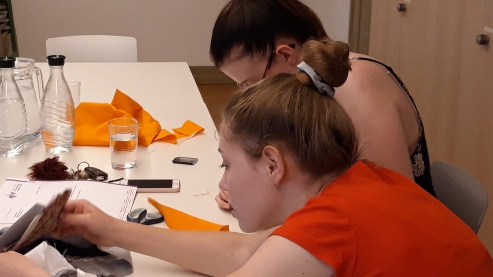 Treffpunkt Jugend, Do-It-Yourselfs aus Stoffresten; Foto: Elea Distler