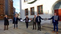Übergabe des Bauantrages an Oberbürgermeister Thomas Thumann (rechts) durch von links: Stephanie Sauer, Christian Brückner, Susanne Scola, Christiane Murner, Michael Murner Foto: Dr. Franz Janka/Stadt Neumarkt