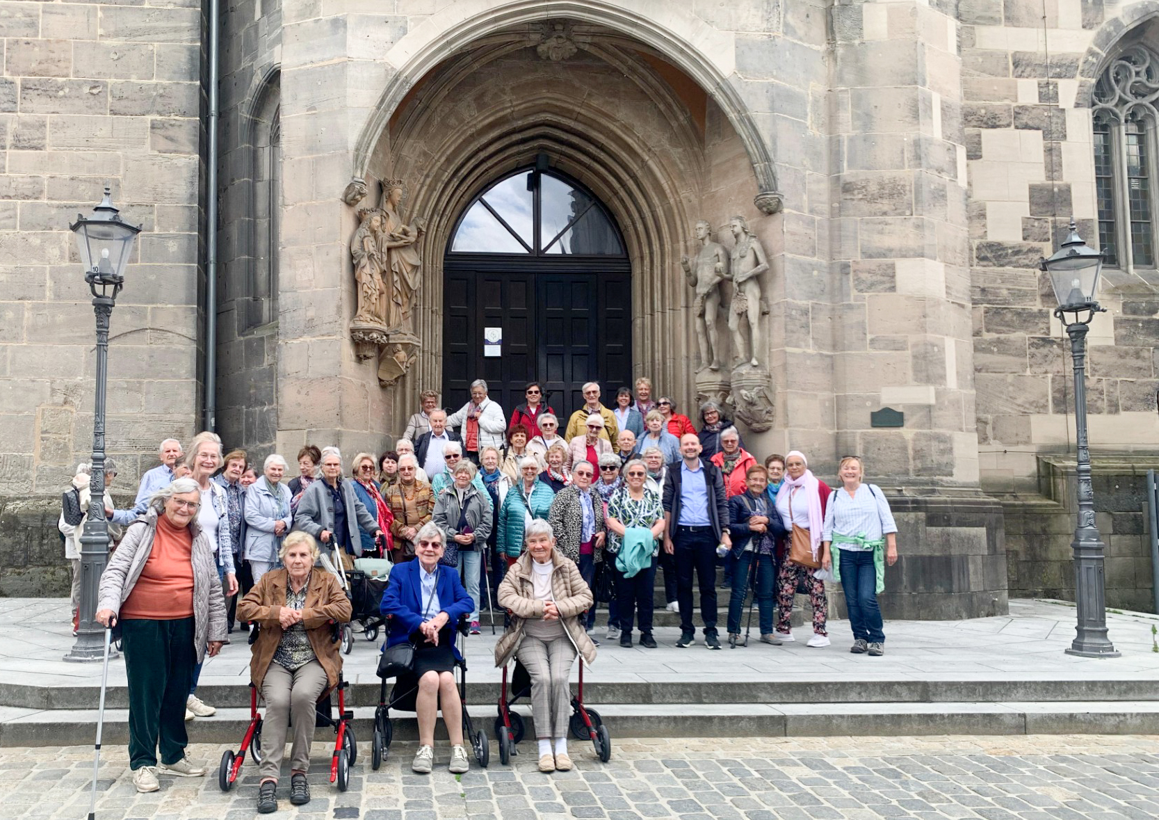Seniorengruppe vor Stadtkirche St. Moritz, Coburg, Foto Annette Bundschuh