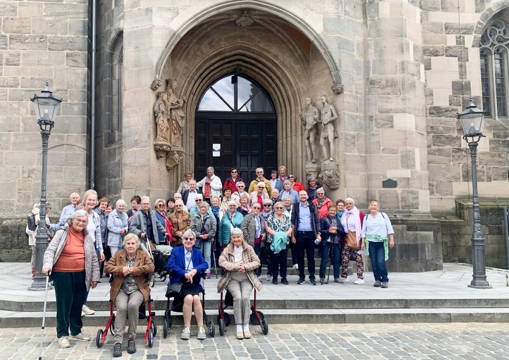 Seniorengruppe vor Stadtkirche St. Moritz, Coburg, Foto Annette Bundschuh