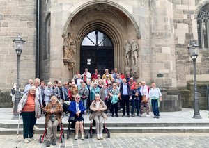 Seniorengruppe vor Stadtkirche St. Moritz, Coburg, Foto Annette Bundschuh
