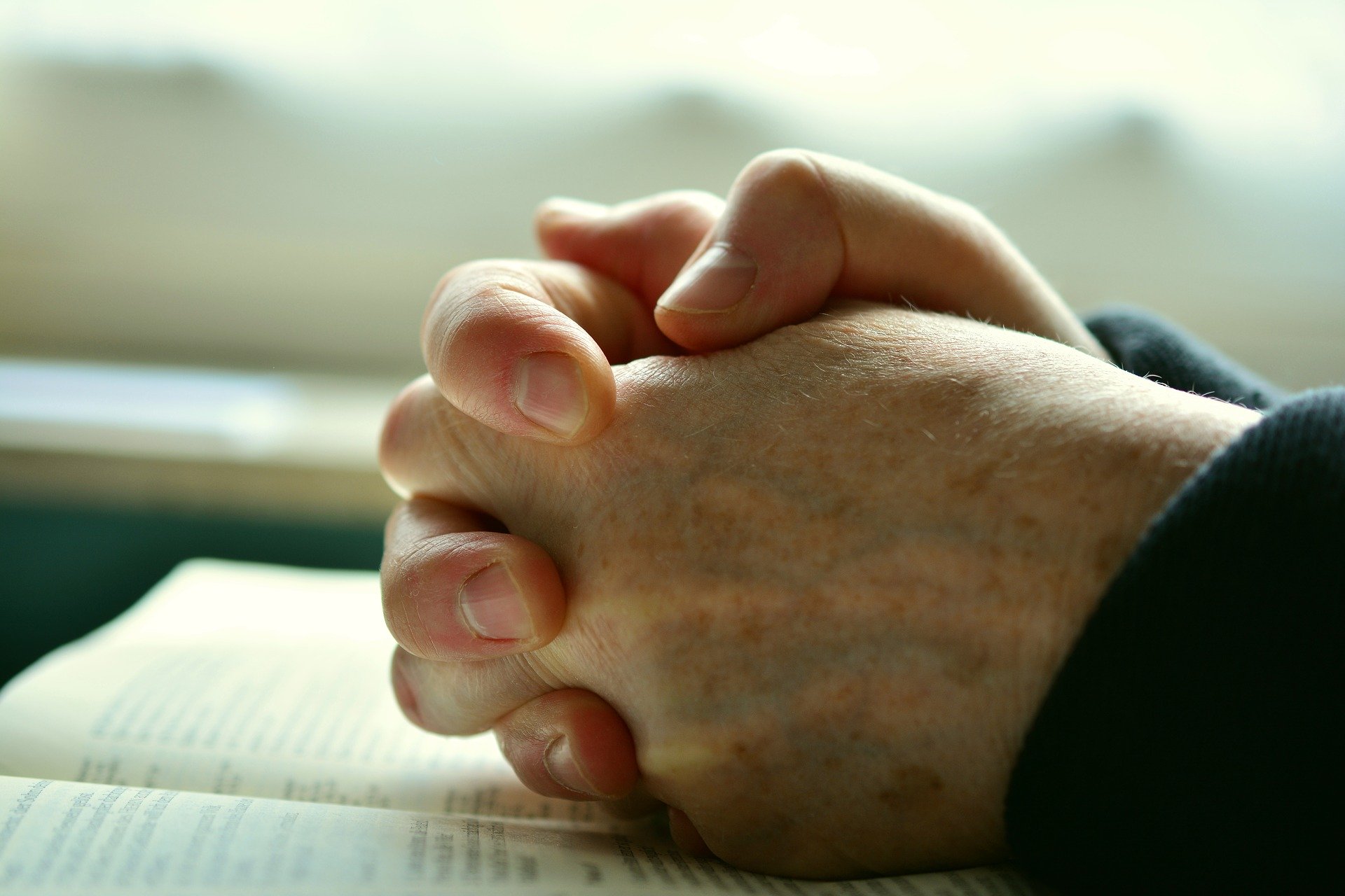 _Andacht_Nuernberger_Pixabay_pray-2558490_1920