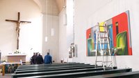 Kain und Abel, Aufbau der Ausstellung in der Christuskirche, Foto: Eifler