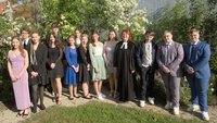 Konfis der Samstagsgruppe 2024 mit Dekanin Christiane Murner im Kirchgarten