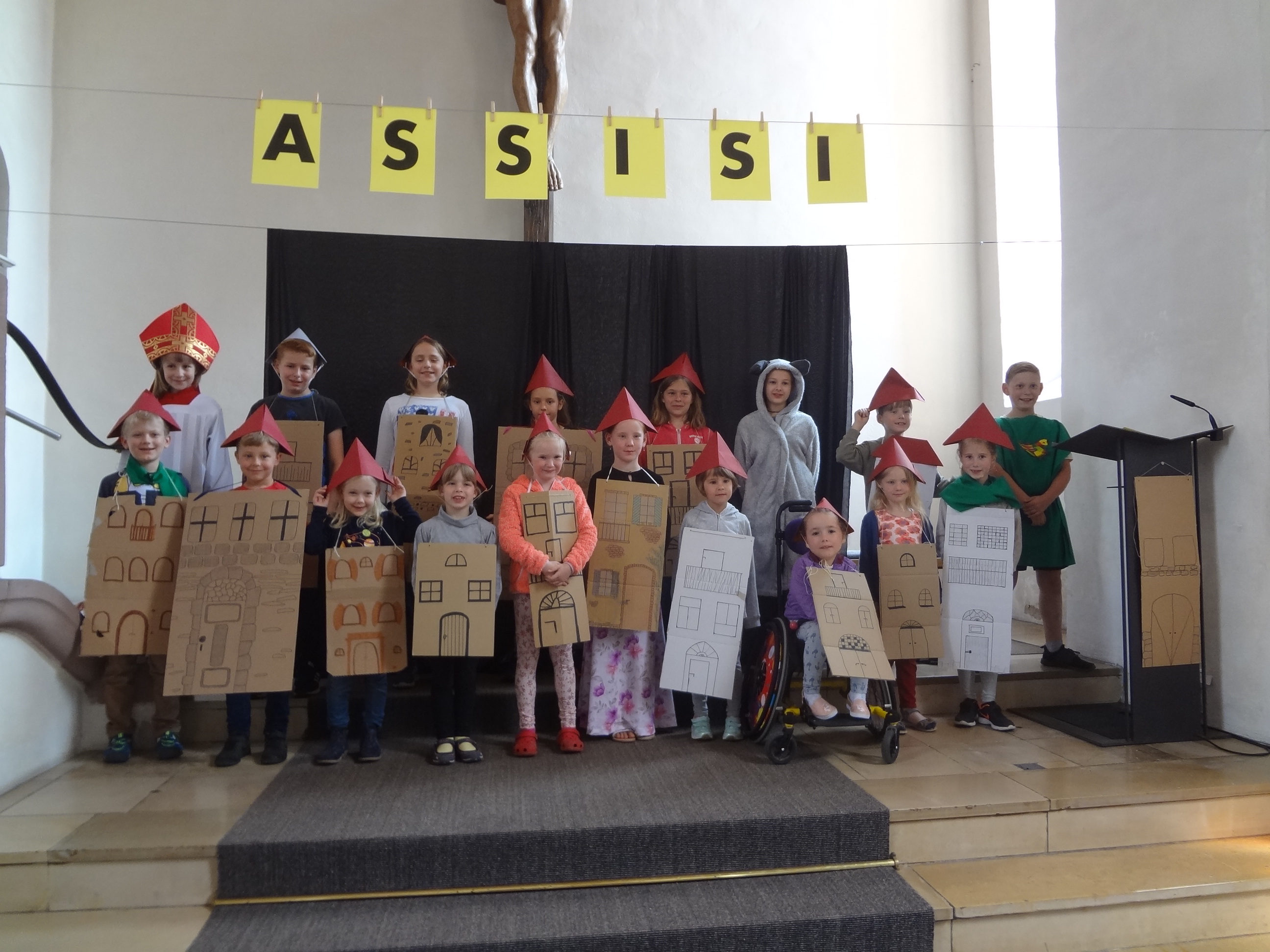 Kinderchor singt und spielt Franziskus
