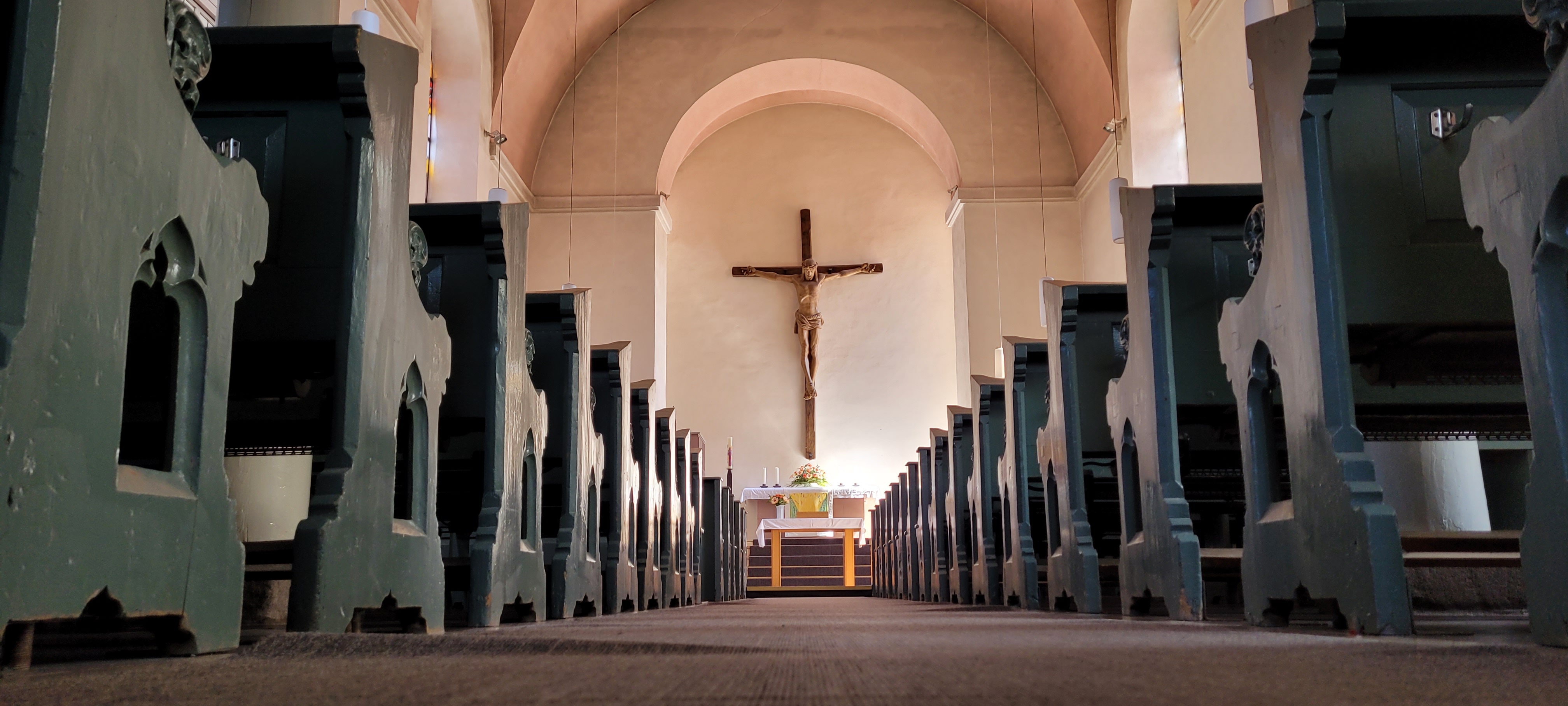 Christuskirche - Bankreihen, Chor, Christuskreuz, Foto:kb