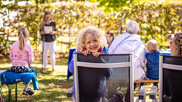 Kinder und Eltern Gemeindewiese im Sommer, Foto: C. Amthor
