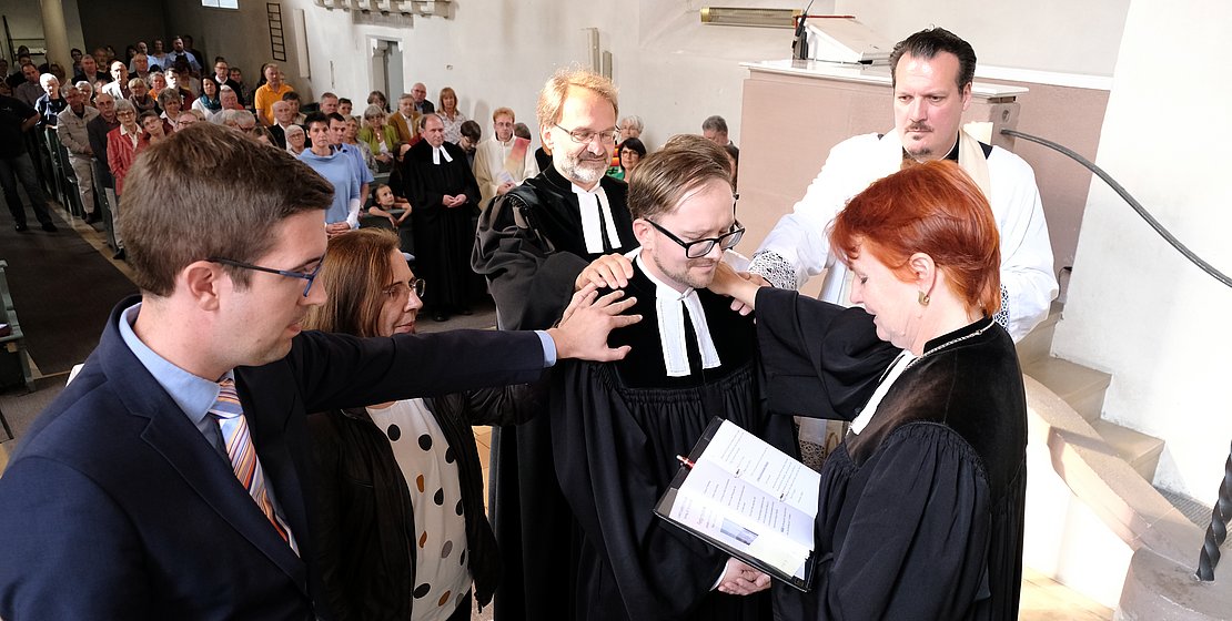 Pfarrer Andreas Grell ist mit einem Festgottesdienst offiziell in unserer Kirchengemeinde eingeführt worden. Foto: Klaus Eifler