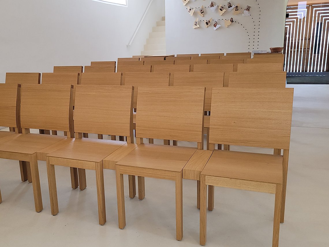 Zu Bänken gekoppelte Stühle der Christuskirche