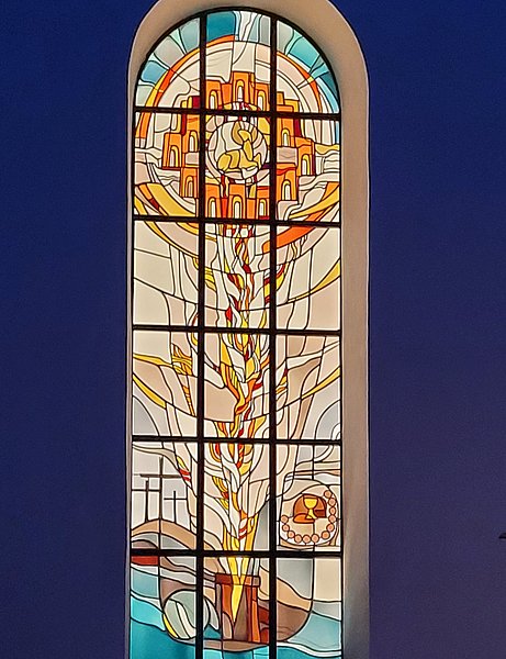 Christuskirche, Südfenster Nachts von Außen, Foto kb