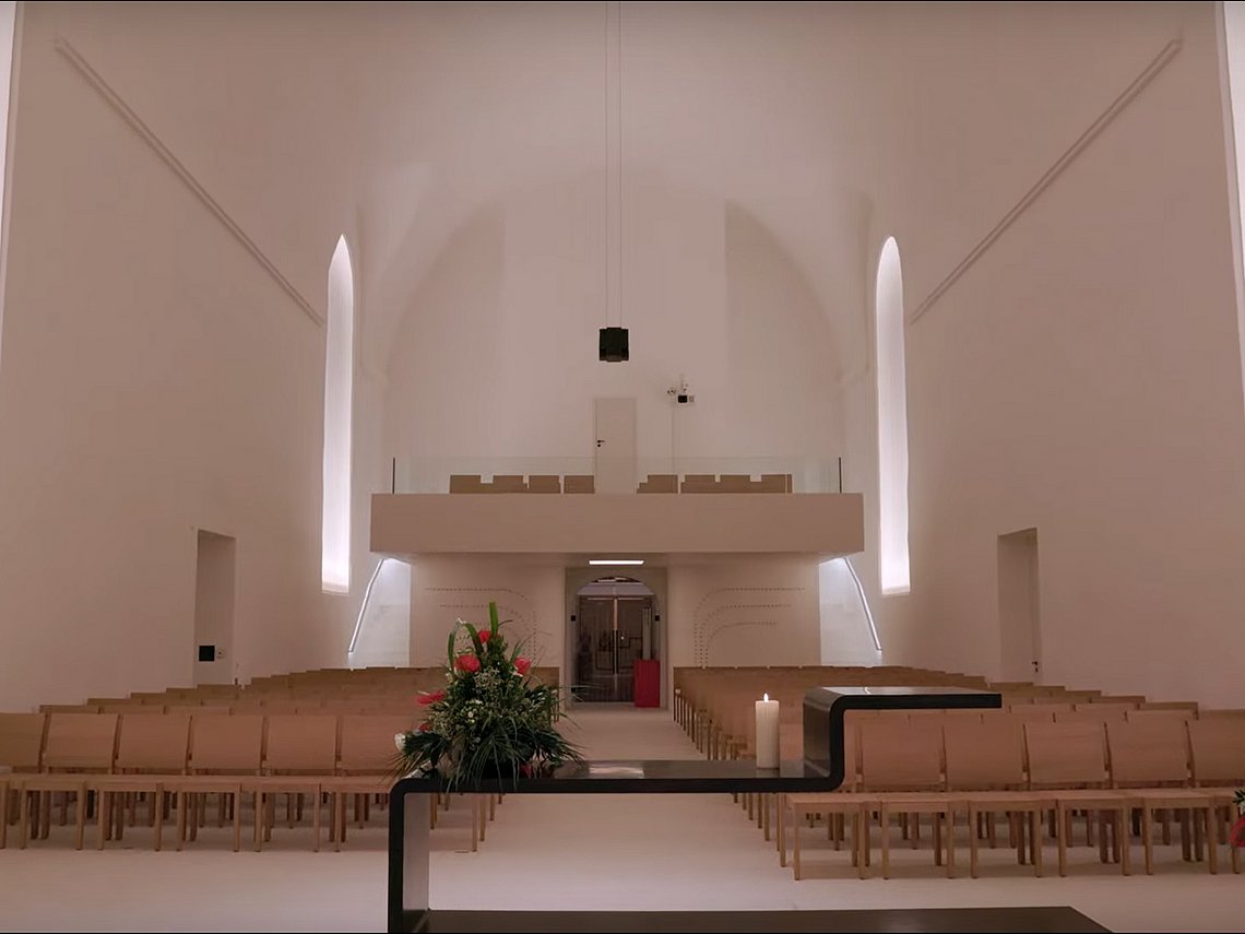 Blick zur Empore, aus Video INS LICHT