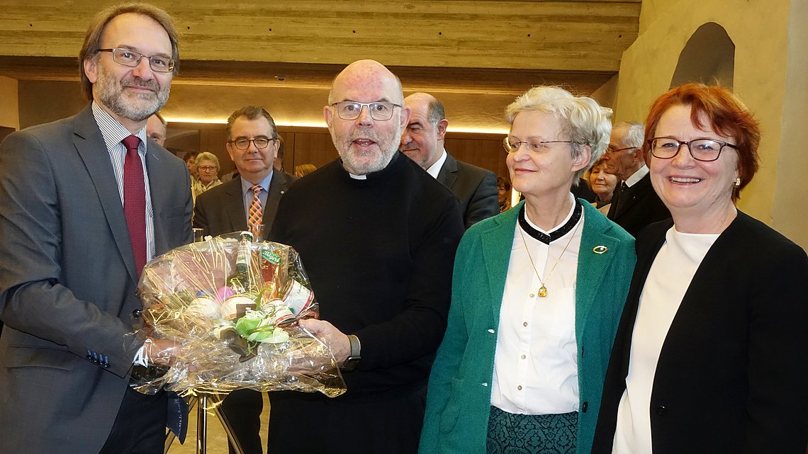 Bischof Weiss verabschiedet sich, Foto: Eifler