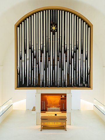 Eule-Orgel mit offenem Spieltisch