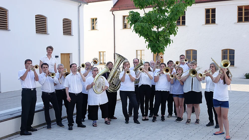 Posaunenchor, Gruppenfoto Innenhof des Evangelischen Zentrum Neumarkt