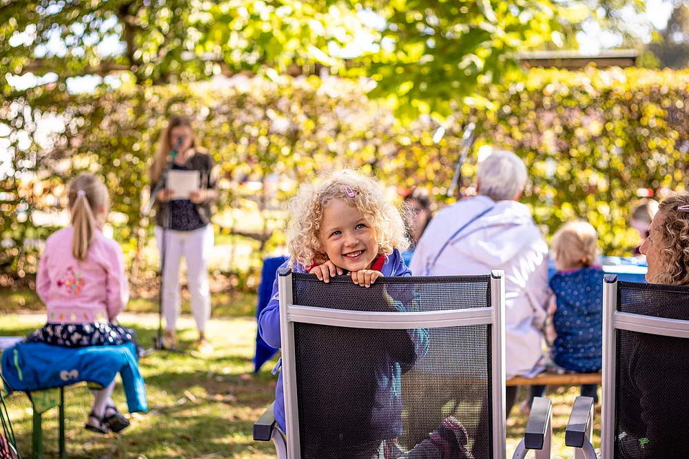 Kinder und Eltern Gemeindewiese im Sommer, Foto: C. Amthor
