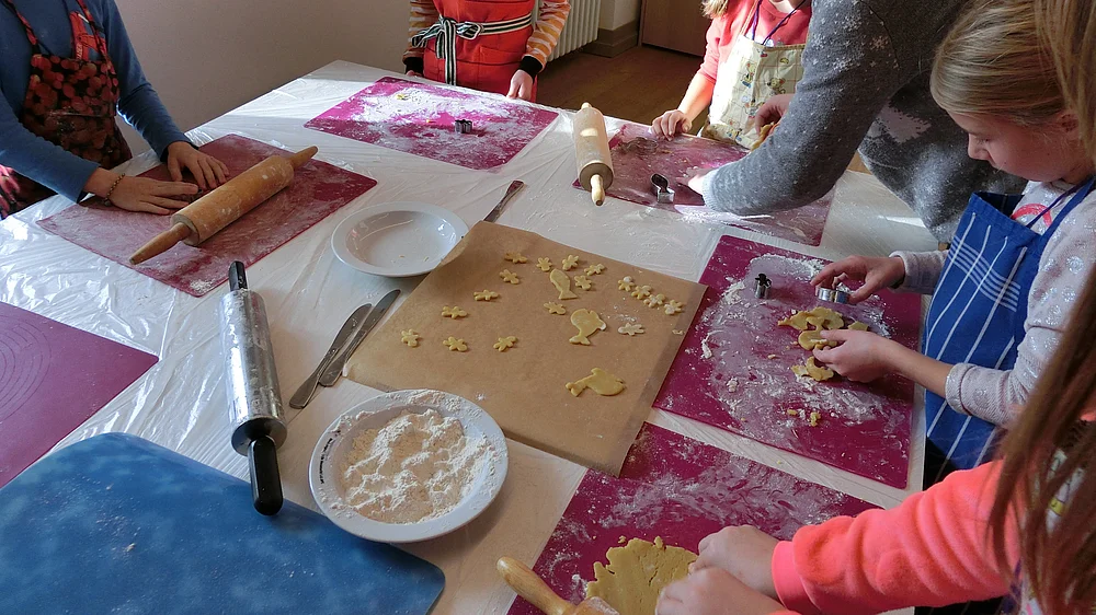 Kinder erfahren Plätzchenbacken