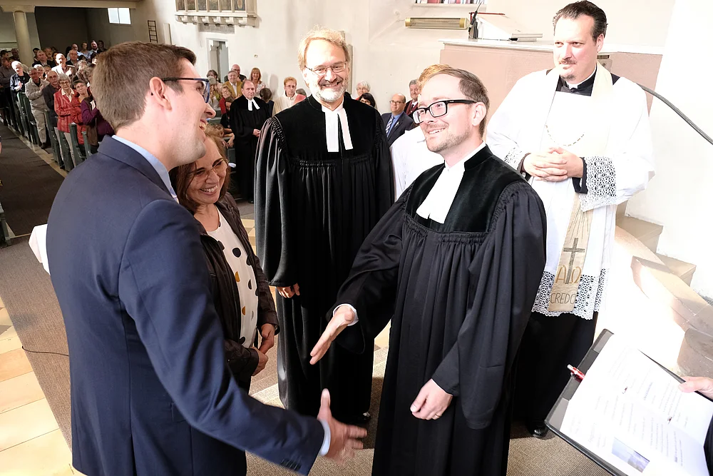 Gratulanten, Festgottesdienst Einführung Pfarrer Grell, Foto Eifler