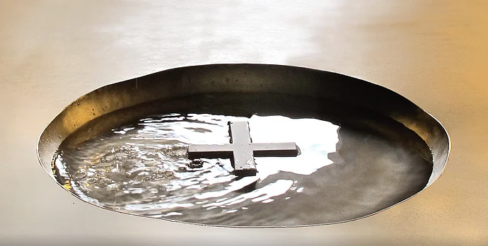 Taufbecken, Ausschnitt aus Film "Ins Licht", Archtekten Brückner & Brückner