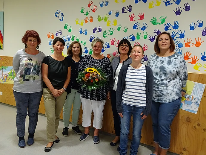 Das Team des Wilhelm-Löhe-Kindergartens begrüßt seine neue Leiterin Brit Trabandt mit einem Blumenstrauß.