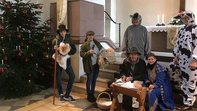Krabbelgottesdienst Weihnachten 2018, Gäste am Stall; C.Murner