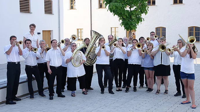 Posaunenchor, Gruppenfoto Innenhof des Evangelischen Zentrum Neumarkt