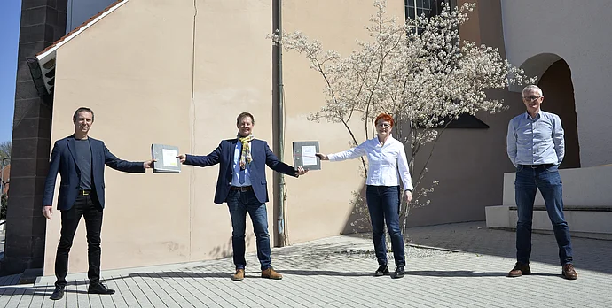 Feierliche Übergabe der Baugenehmigung: Pfarrer Michel Murner, Oberbürgermeister Thumann, Dekanin Christiane Murner, Vertrauensmann Bernhard Hammerbacher; Foto Dr. Janka, 23.04.2021