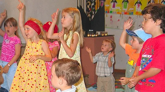 Kinder im Krabbelgottesdienst