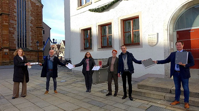Übergabe des Bauantrages an Oberbürgermeister Thomas Thumann (rechts) durch von links: Stephanie Sauer, Christian Brückner, Susanne Scola, Christiane Murner, Michael Murner Foto: Dr. Franz Janka/Stadt Neumarkt