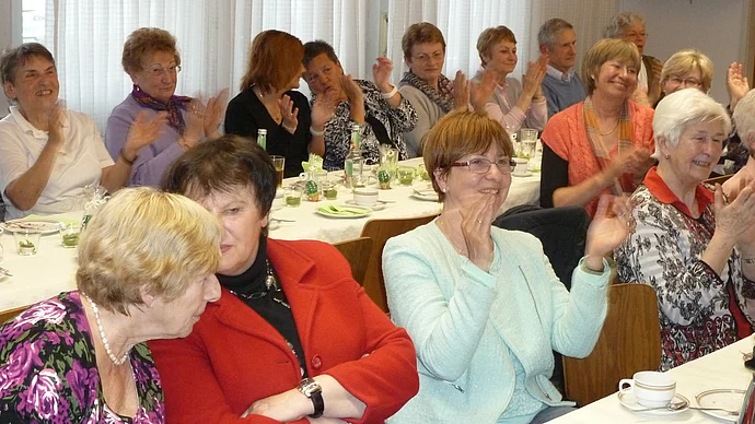 Ehrenamtliche Mitarbeiterinnen klatschen, Archivfoto