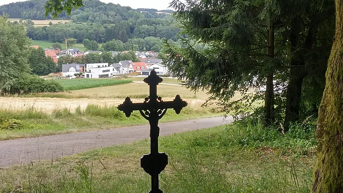 Feldkreuz an Lichtung am Waldrand beim Ottenberg; Foto KB
