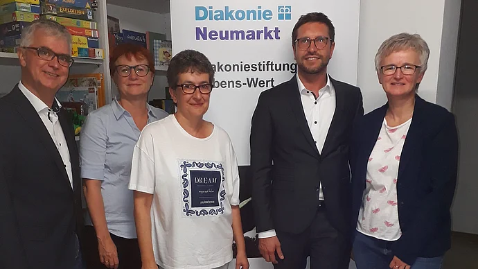 v.L.n.R: Detlef Edelmann, Stellv. Vorsitzender, Dekanin Christiane Murner, Stiftungsvorsitzende, Angelika Heller, Koordinatorin Leb-mit-Laden, Marco Gmelch u. Ursula Hammerbacher, Mitglieder Vorstand Diakoniestiftung Lebens-Wert, Foto Finzell