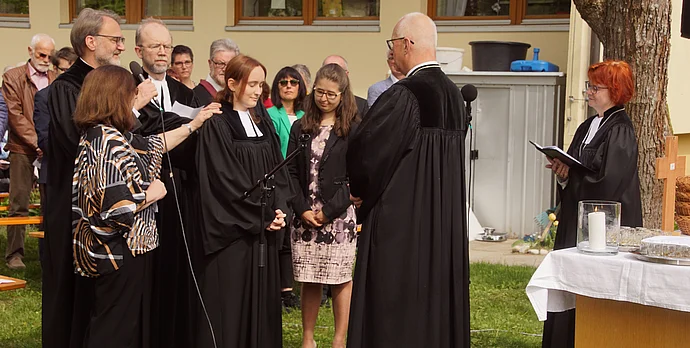 Regionalbischof Klaus Stiegler ordiniert Vikarin Stefanie Probst-Wechsler, Foto Gleißenberg