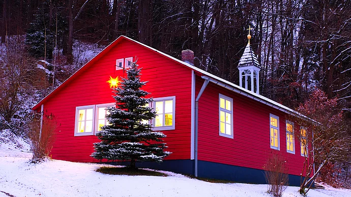 "Kapelle" an einem Winterabend; Schnee, geschmückt, Foto: Klaus Eifler
