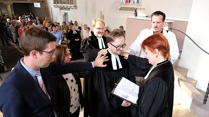Pfarrer Andreas Grell ist mit einem Festgottesdienst offiziell in unserer Kirchengemeinde eingeführt worden. Foto: Klaus Eifler