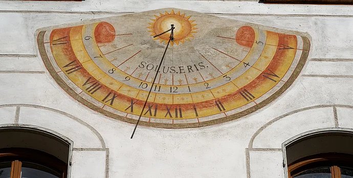 Sonnenuhr an der Fassade von Schloss Herrenchiemsee