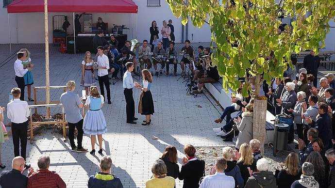 Evangelisches Zentrum: Kirchweihfest im Innenhof des Evangelischen Zentrums mit Musik, Frühschoppen und Geselligkeit