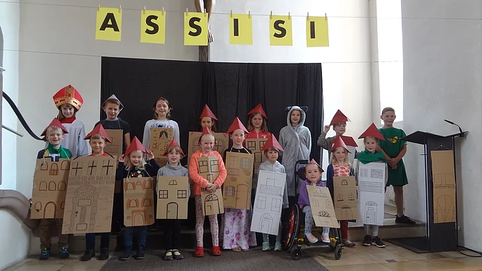 Kinderchor singt und spielt Franziskus