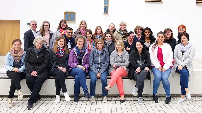 Teilnehmerinnen und Teilnehmer mit Kursleitung, Dekanin Christiane Murner, Diakon Detlef Edelmann, Diakonievorstand, Regina Pflüger, Vorsitzende der Mitarbeitervertretung; Foto: Klaus Eifler